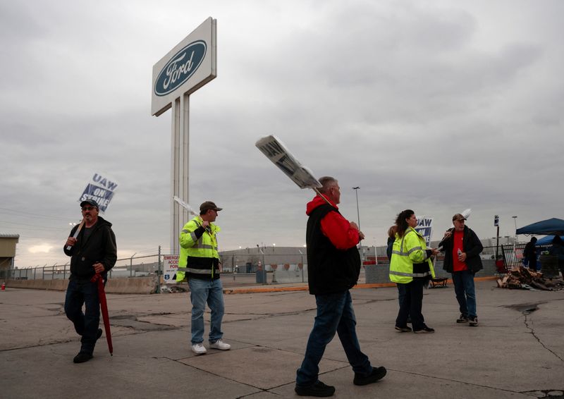 &copy; Reuters. Striking United Auto Worker union members picket outside the Ford Michigan Assembly Plant in Wayne, Michigan U.S., October 25, 2023. REUTERS/Rebecca Cook