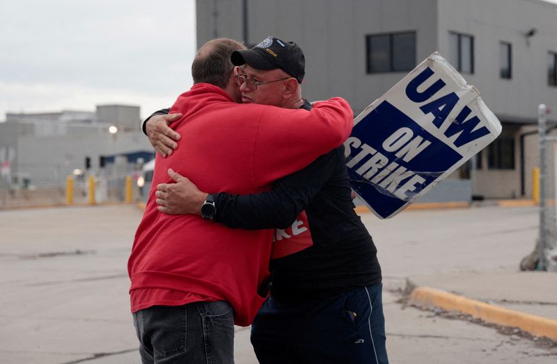 &copy; Reuters. FILE PHOTO: Two Striking United Auto Worker union members hug good bye at the end of their picket shift outside the Ford Michigan Assembly Plant in Wayne, Michigan U.S.  October 25, 2023. REUTERS/Rebecca Cook/File Photo