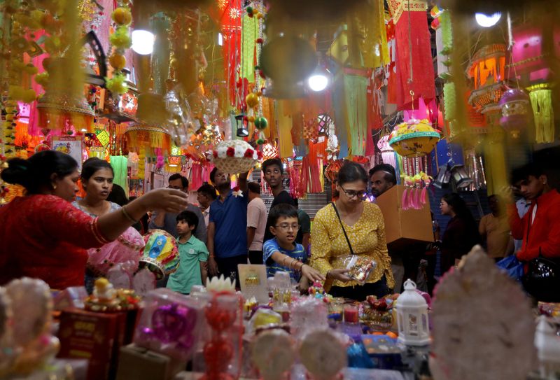 © Reuters. FILE PHOTO: People shop for lanterns at a market ahead of the Hindu festival of Diwali in Mumbai, India, October 22, 2022. REUTERS/Niharika Kulkarni/File photo