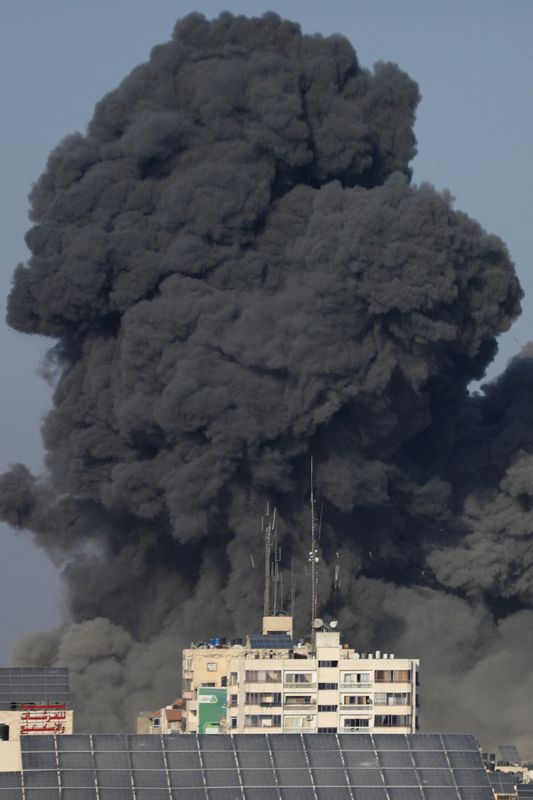 &copy; Reuters. أدخنة تتصاعد في سماء غزة بعد غارة إسرائيلية يوم الأربعاء. تصوير: ياسر قديح - رويترز.