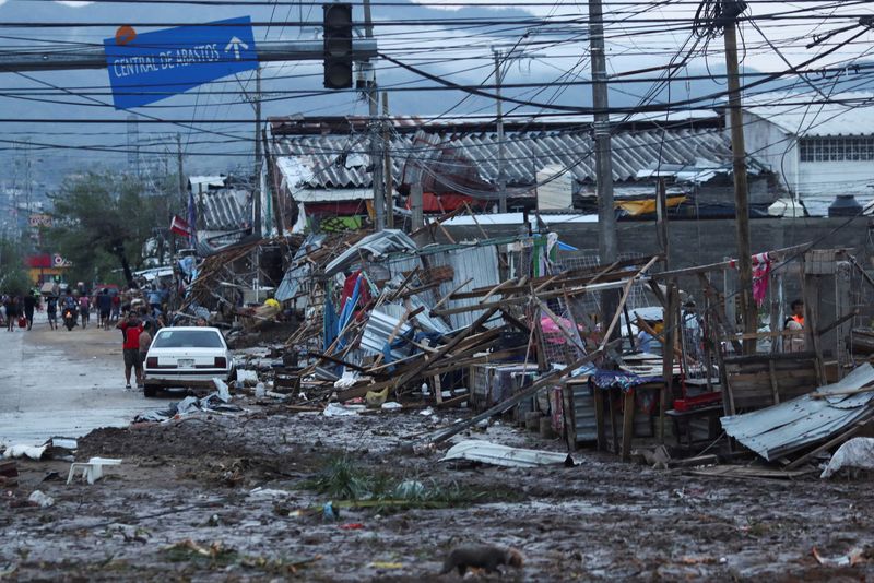 © Reuters. A view shows street stalls damaged by Hurricane Otis near the entrance to Acapulco, in the Mexican state of Guerrero, Mexico October 25, 2023. REUTERS/Henry Romero 