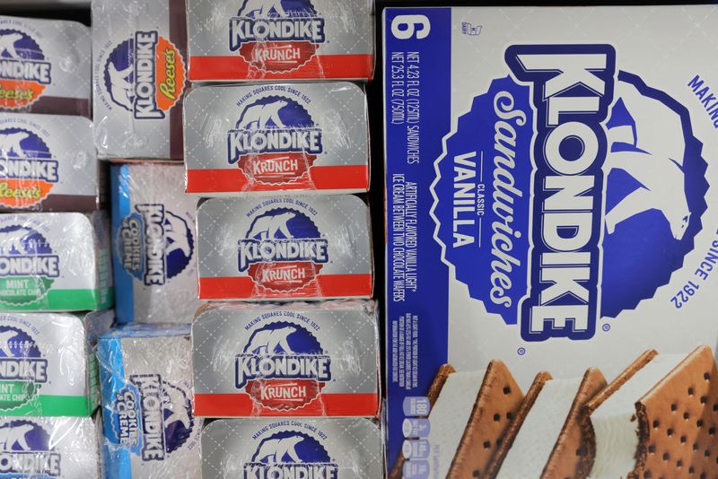 &copy; Reuters. FILE PHOTO: Klondike, a brand of Unilever, is seen on display in a store in Manhattan, New York City, U.S., March 24, 2022. REUTERS/Andrew Kelly/File Photo