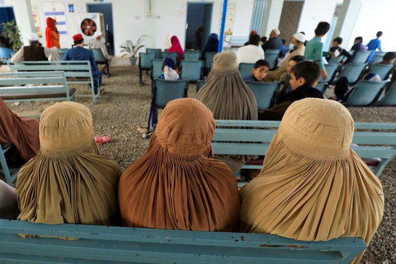 © Reuters. نساء أفغانيات يعشن في باكستان ينتظرن تسجليهن ضمن برنامج إثبات التسجيل الذي بدأته المفوضية السامية للأمم المتحدة لشؤون اللاجئين بمقر المكتب في بيشاور في صورة من أرشيف رويترز. 