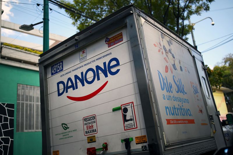 &copy; Reuters. Le logo du groupe alimentaire français Danone sur un camion à Mexico, au Mexique. /Photo prise le 14 octobre 2020/REUTERS/Edgard Garrido