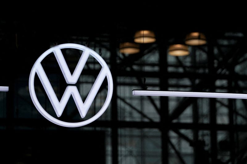 &copy; Reuters. Photo du logo Volkswagen au Salon international de l'automobile de New York, à Manhattan, dans la ville de New York, aux États-Unis. /Photo prise le 5 avril 2023/REUTERS/David 'Dee' Delgado