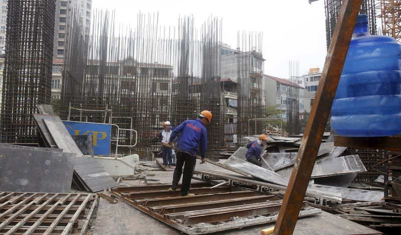 &copy; Reuters. FILE PHOTO: Labourers work at a construction site of a residential apartment in Hanoi, Vietnam, March 16, 2016. REUTERS/Kham/File photo