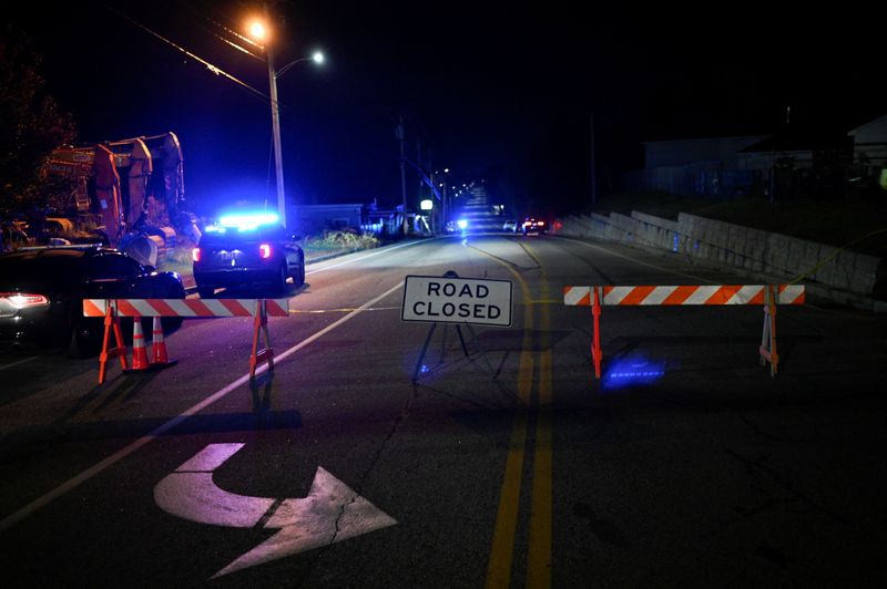 &copy; Reuters. La police américaine ferme la rue Lincoln menant au restaurant Schemengees Bar & Grille après une fusillade meurtrière à Lewiston, dans le Maine, aux États-Unis. /Photo prise le 26 octobre 2023/REUTERS/Nicholas Pfosi