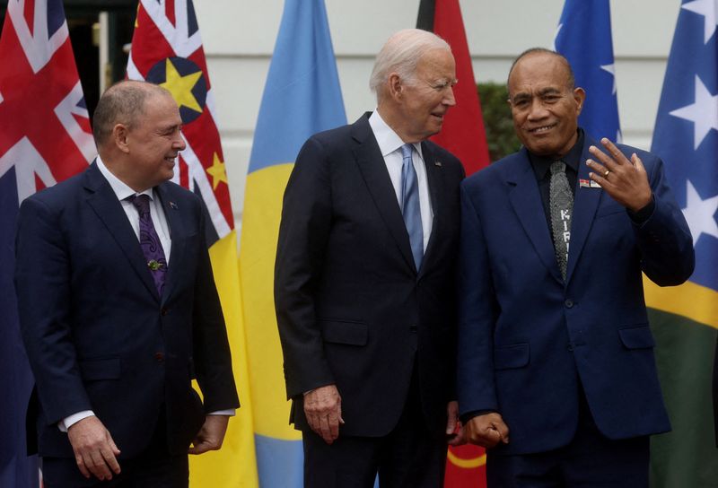 &copy; Reuters. FILE PHOTO: U.S. President Joe Biden chats with President of Kiribati Taneti Maamau as Prime Minister of the Cook Islands Mark Brown stands next to them while Pacific Island nation leaders pose for a group photograph during a summit at the White House in 