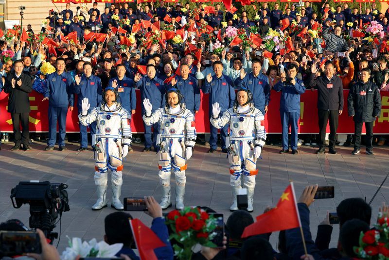 © Reuters. رواد الفضاء الصينيون تانغ هونغ بو وتانغ شينغ جي وجيانغ شين لين قبل إطلاق الصاروخ لونج مارش2 إف الذي يحمل المركبة الفضائية شنتشو-17 في مهمة مأهولة إلى محطة الفضاء الصينية تيانجونج في مقاطعة قانسو في 26 أكتوبر تشرين الأول 2023 في صورة لرويترز من تشاينا ديلي. يحظر استخدام الصورة في الصين. 