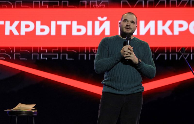 &copy; Reuters. Stand-up comic Ivan Garkushko addresses the audience during his performance in Moscow, Russia, October 6, 2023. REUTERS/Lev Sergeev