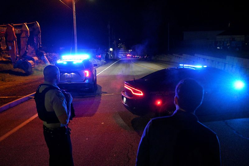&copy; Reuters. Polícia fecha rua que leva a bar após ataque a tiros na cidade de Lewiston, no Estado norte-americano do Maine
26/10/2023 REUTERS/Nicholas Pfosi
