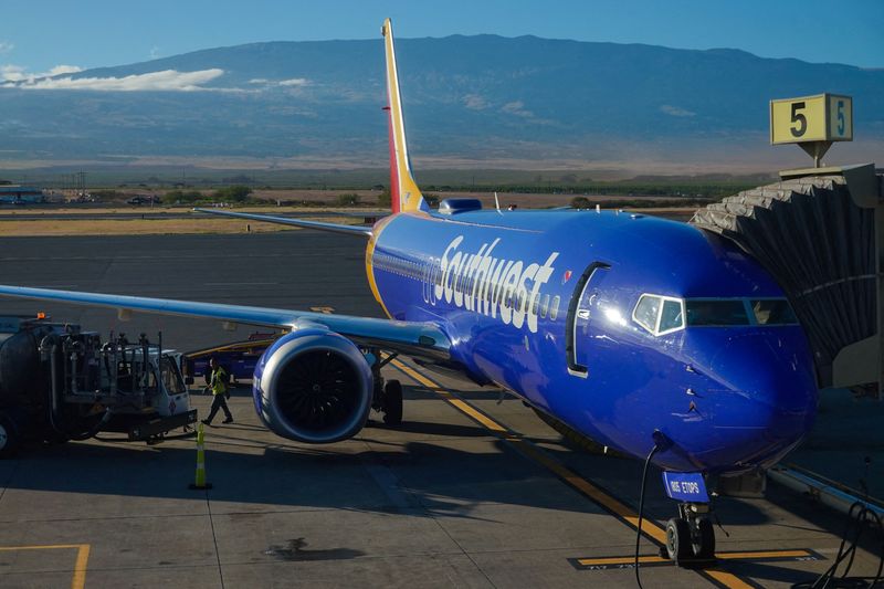 © Reuters. FILE PHOTO: A Southwest plane is shown at the gate at Kahului Airport in Kahului, Maui, Hawaii, U.S., August 16, 2023.  REUTERS/Mike Blake/File Photo