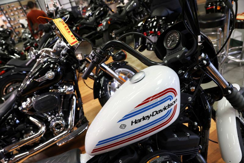 © Reuters. FILE PHOTO: Harley-Davidson motorcycles are seen at a dealership in Queens, New York City, U.S., February 7, 2022. REUTERS/Andrew Kelly/File Photo