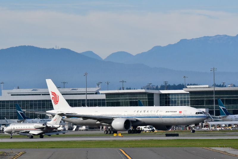 &copy; Reuters. FILE PHOTO: An Air China flight bound for Shenzhen, believed to be carrying Huawei CFO Meng Wanzhou, takes off from Vancouver International Aiport in Richmond, British Columbia, Canada September 24, 2021. REUTERS/Jennifer Gauthier/File Photo