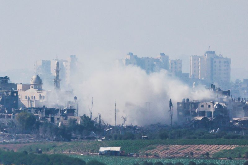 &copy; Reuters. سحابة كثيفة من الدخان في سماء غزة كما شوهدت من الحدود الإسرائيلية مع القطاع يوم الأربعاء . تصوير : عمار عوض - رويترز .  