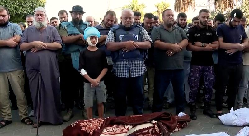 &copy; Reuters. Correspondente da Al Jazeera em funeral da mulher e filhos em Gaza
 26/10/2023    AL JAZEERA via REUTERS 