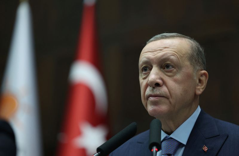 &copy; Reuters. الرئيس التركي رجب طيب أردوغان يوجه كلمة للبرلمان خلال اجتماع للحزب الحاكم في أنقرة يوم الأربعاء . صورة لرويترز . يحظر إعادة بيع الصورة أو وضع