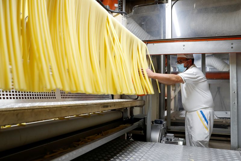 © Reuters. FILE PHOTO: A worker at the Italian pasta maker De Cecco's factory prepares pasta in Fara San Martino, Italy, November 29, 2021. Pasta makers are fearful of a substantial supply squeeze in the coming months after this summer's durum wheat price shock, as the market runs out of ways to offset a dire harvest in top exporter Canada. Picture taken November 29, 2021. REUTERS/Remo Casilli/File Photo