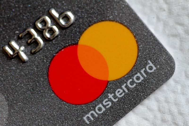 © Reuters. FILE PHOTO: A Mastercard logo is seen on a credit card in this picture illustration August 30, 2017.   REUTERS/Thomas White/Illustration/File Photo