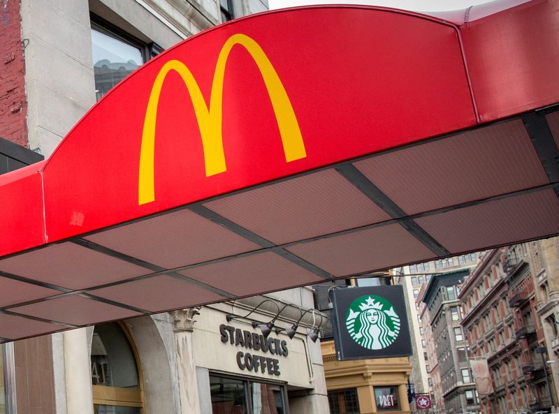 © Reuters. FILE PHOTO: McDonald's Golden Arches are seen next to a Starbucks at the Union Square location in New York January 29, 2015. REUTERS/Brendan McDermid/File Photo