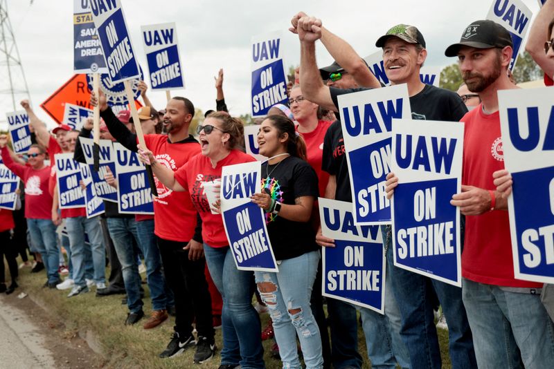 &copy; Reuters. FILE PHOTO: Striking United Auto Workers (UAW) members from the General Motors Lansing Delta Plant picket in Delta Township, Michigan U.S.  September 29, 2023.    REUTERS/Rebecca Cook/File Photo
