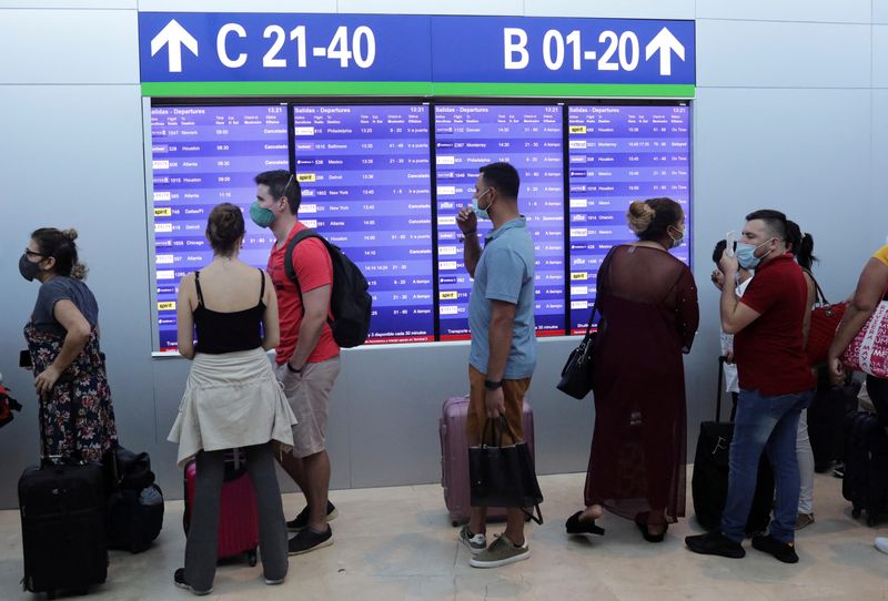 &copy; Reuters. FILE PHOTO: Tourists wait to depart from Cancun's international airport in Mexico's state of Quintana Roo October 8, 2020 REUTERS/Henry Romero/File Photo