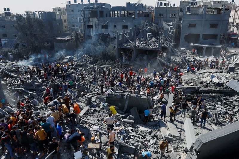 &copy; Reuters. Palestinos procuram por vítimas em escombros após ataque de Israel em Khan Younis, no sul da Faixa de Gaza
26/10/2023 REUTERS/Ibraheem Abu Mustafa