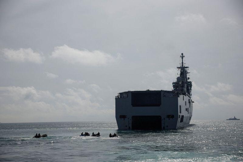 &copy; Reuters. حاملة طائرات الهليكوبتر الفرنسية تونير تبحر قبالة سواحل قادش بإسبانيا في يوم 16 أكتوبر تشرين الأول 2023 . تصوير : خوان مدينا - رويترز . 