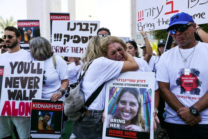 &copy; Reuters. Familiares y simpatizantes de los rehenes que permanecen retenidos en Gaza tras ser secuestrados en Israel por hombres armados de Hamás, asisten a una protesta en la que se pide su liberación inmediata en Tel Aviv, el 26 de octubre de 2023. REUTERS/Tome