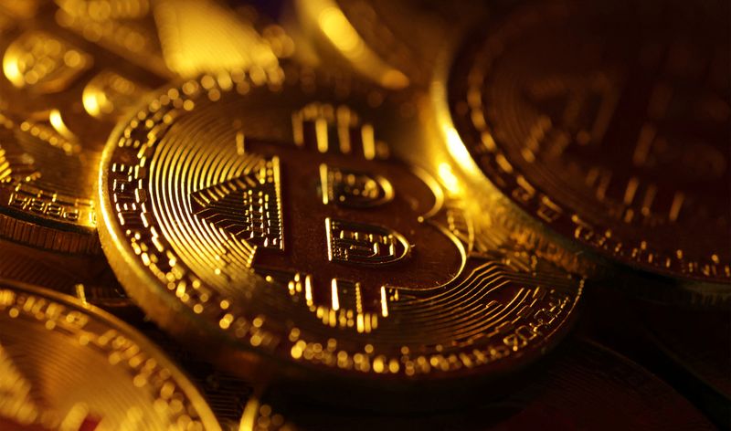 &copy; Reuters. Physical representations of the bitcoin cryptocurrency are seen in this illustration taken October 24, 2023. REUTERS/Dado Ruvic/Illustration