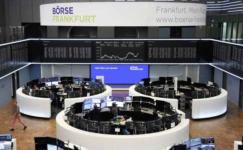 © Reuters. The German share price index DAX graph is pictured at the stock exchange in Frankfurt, Germany, October 26, 2023.    REUTERS/Staff