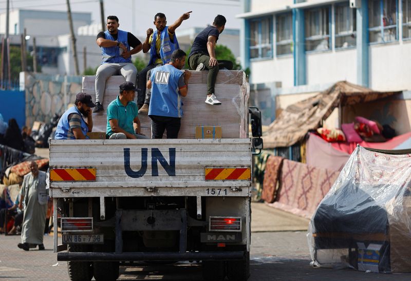 &copy; Reuters. عمال تابعون للأمم المتحدة يصلون إلى مقر مدرسة تديرها المنظمة الدولية في خان يونس بجنوب غزة يوم 23 أكتوبر تشرين الأول 2023 لمساعدة السكان الفار