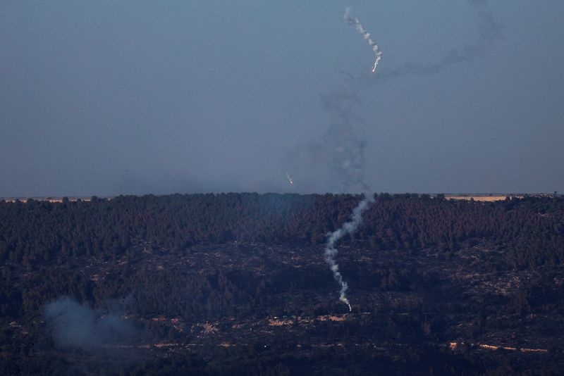 &copy; Reuters. منظر لإطلاق قنابل مضيئة في السماء فوق الحدود اللبنانية الإسرائيلية يوم الأربعاء كما شوهدت من شمال إسرائيل . تصوير : ليسي نيسنر - رويترز .  