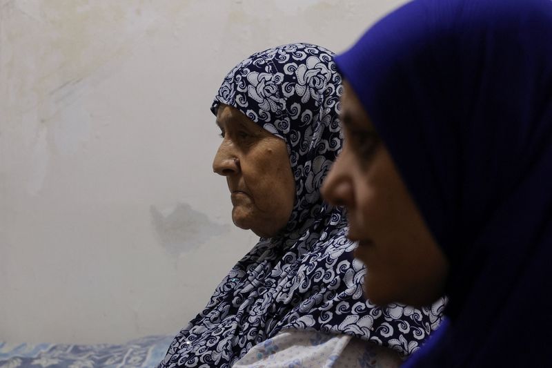 &copy; Reuters. خديجة شهادة ستيتيه (84 عاما إلى اليسار)،لاجئة فلسطينية هربت من الصراع العربي الإسرائيلي عام 1948،  وابنتها زهرة أبو ستيتيه (51 عاما) تعيشان في مخ