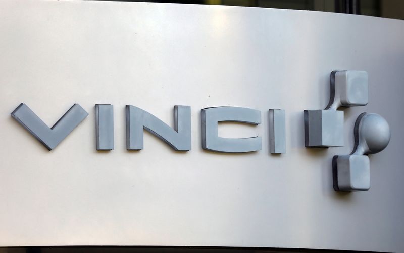 &copy; Reuters. FILE PHOTO: The logo of Vinci is pictured at the company's headquarters in Rueil-Malmaison near Paris, France, April 22, 2020. REUTERS/Charles Platiau/File Photo