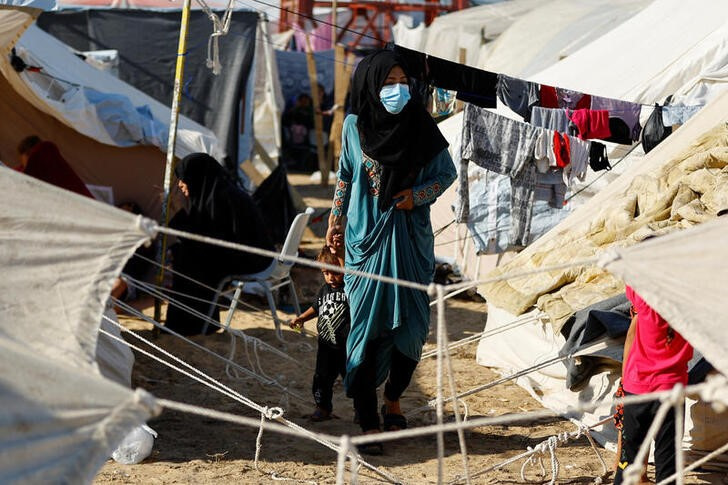 &copy; Reuters. Palestinos que dejaron sus casas por los bombardeos de Israel se refugian en un campamento instalado por organismos vinculados a Naciones Unidas en la localidad de Khan Younis, el sur de la Franja de Gaza.  Octubre 26, 2023. REUTERS/Ibraheem Abu Mustafa