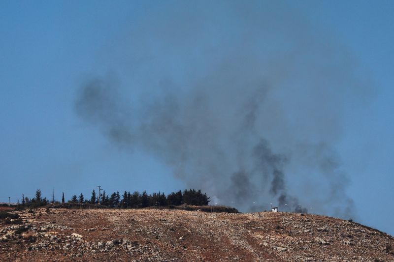 &copy; Reuters. دخان يتصاعد فوق جزء من إسرائيل كما شوهد من الجانب الإسرائيلي من الحدود مع لبنان بشمال إسرائيل يوم الأربعاء . تصوير : ليسي نيسنر - رويترز .  