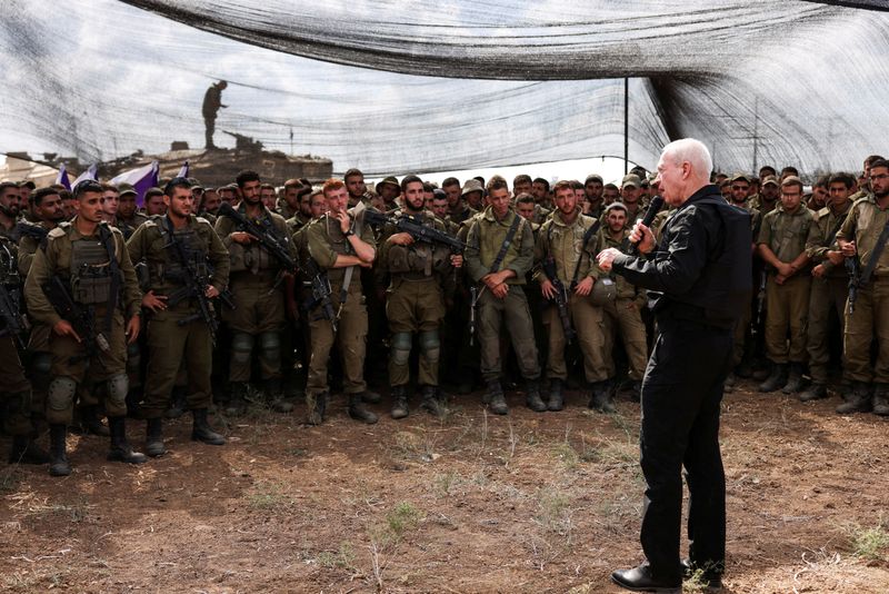 &copy; Reuters. Ministro da Defesa de Israel, Yoav Gallant, reúne-se com soldados num campo perto da fronteira de Israel com a Faixa de Gaza, no sul de Israel
19/10/2023
REUTERS/Ronen Zvulun