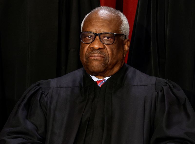 &copy; Reuters. FILE PHOTO: U.S. Supreme Court Associate Justice Clarence Thomas poses during a group portrait at the Supreme Court in Washington, U.S., October 7, 2022. REUTERS/Evelyn Hockstein/File Photo