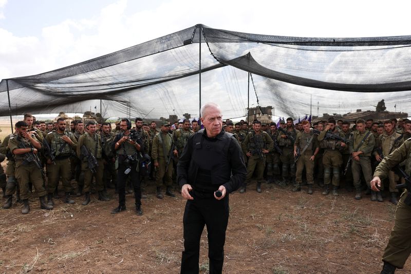 &copy; Reuters. وزير الدفاع الإسرائيلي يوآف جالانت يلتقي جنودا في أحد الحقول بالقرب من الحدود الإسرائيلية مع قطاع غزة جنوب إسرائيل يوم 19 أكتوبر تشرين الأول