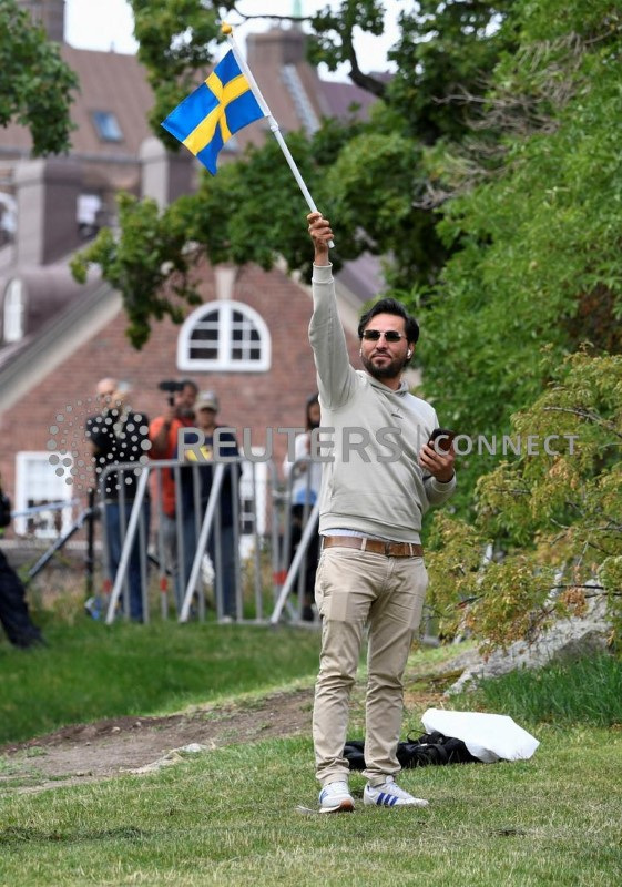 &copy; Reuters. O manifestante Salwan Momika agita bandeira sueca em frente à embaixada do Iraque, em Estocolmo, Suécia
20/07/2023
TT News Agency/Caisa Rasmussen via REUTERS      