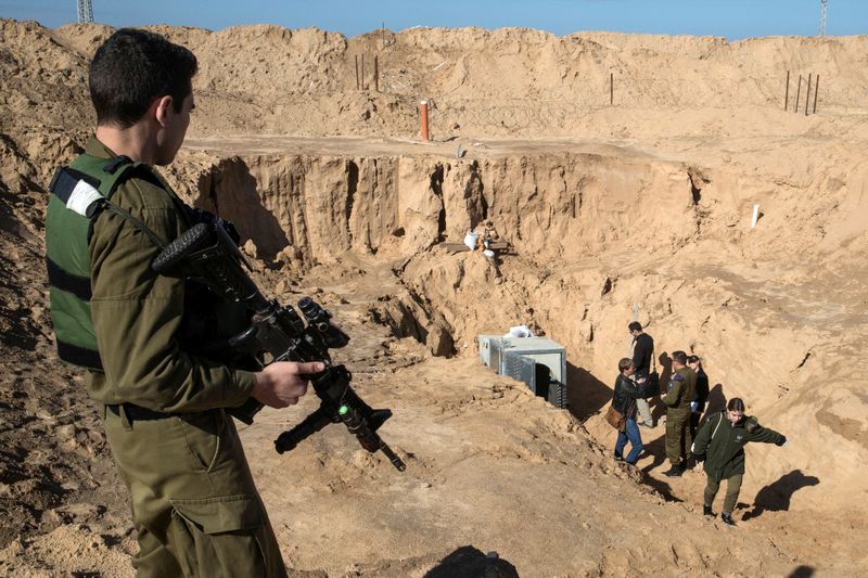 &copy; Reuters. Un soldat israélien, situé du côté israélien de la frontière avec Gaza, monte la garde près de l'entrée de ce que l'armée israélienne considère comme un tunnel d'attaque transfrontalier creusé de Gaza vers Israël. /Photo prise le 18 janvier 2