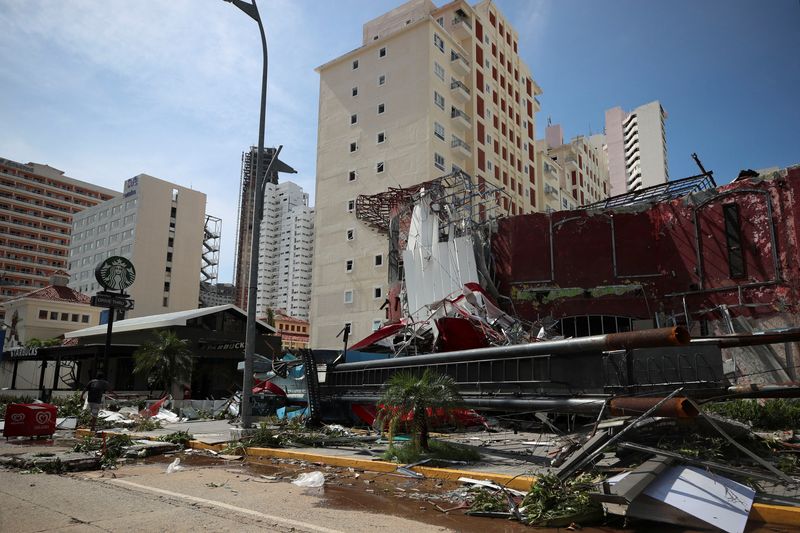 &copy; Reuters. مبان لحقت بها أضرار جراء إعصار أوتيس الذي ضرب أكابولكو في المكسيك في صورة التقطت يوم الخميس. تصوير: هنري روميرو - رويترز 