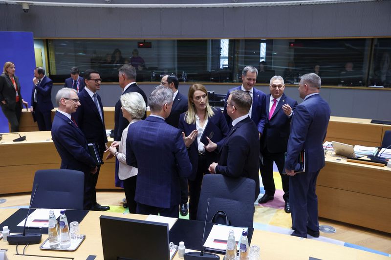 &copy; Reuters. أعضاء المجلس الأوروبي يتحدثون أثناء حضورهم قمة قادة الاتحاد الأوروبي في بروكسل يوم الخميس. تصوير: إيف هيرمان - رويترز