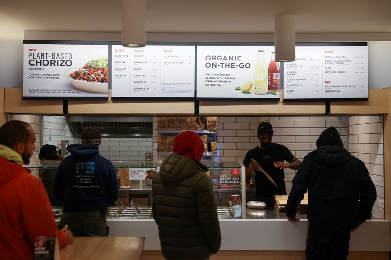 &copy; Reuters. FILE PHOTO: People are served in a Chipotle outlet in Manhattan, New York City, U.S., February 7, 2022. REUTERS/Andrew Kelly/File Photo