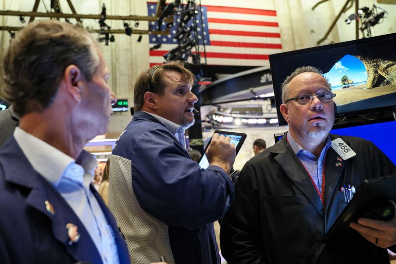 &copy; Reuters. Des traders à la Bourse de New York. /Photo prise le 26 octobre 2023/REUTERS/Brendan McDermid