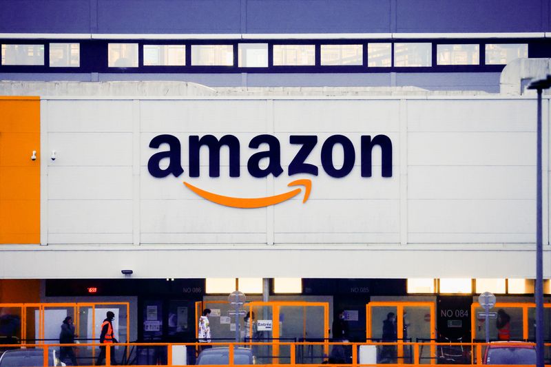 © Reuters. FILE PHOTO: The logo of Amazon is seen at the company's logistics center in Bretigny-sur-Orge, near Paris, France, December 7, 2021. REUTERS/Gonzalo Fuentes/File Photo