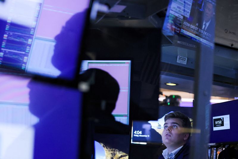 &copy; Reuters. أحد المتداولين يراقب شاشات تعرض حركة الأسهم في بورصة نيويورك يوم 11 نوفمبر تشرين الثاني 2022. تصوير: أندرو كيلي - رويترز 