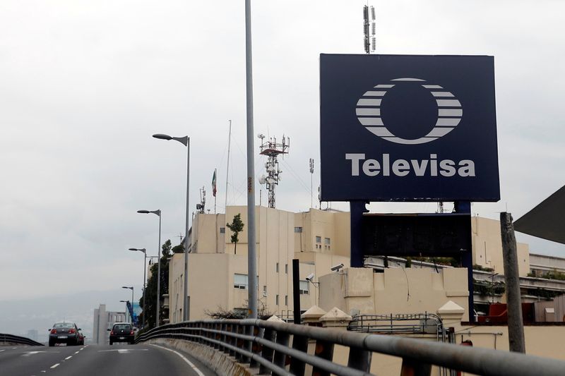 © Reuters. FOTO DE ARCHIVO. El logotipo de la emisora Televisa se ve fuera de su sede en la Ciudad de México, México. 10 de julio de 2017. REUTERS/Edgard Garrido