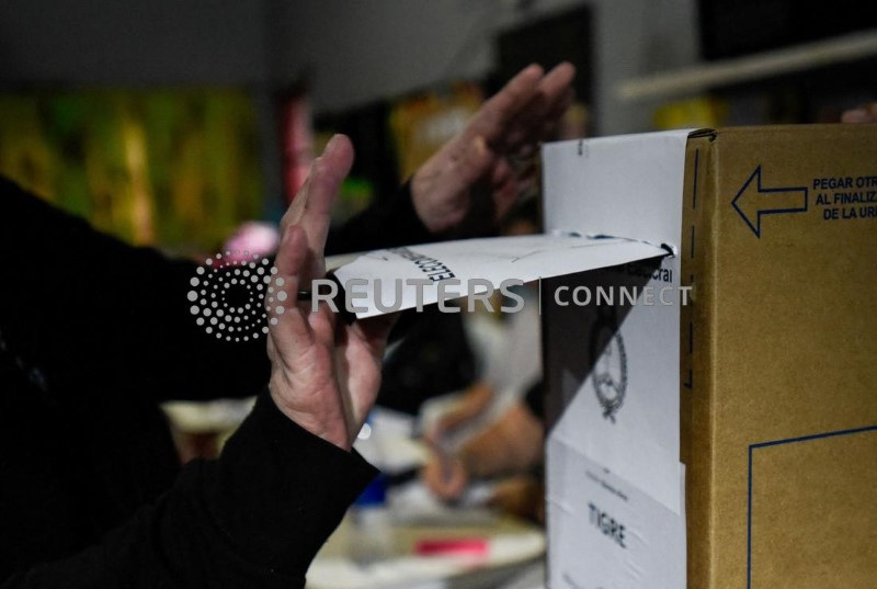 &copy; Reuters. Eleitor vota em seção eleitoral em Tigre, nos arredores de Buenos Aires, Argentina
22/10/2023
REUTERS/Mariana Nedelcu